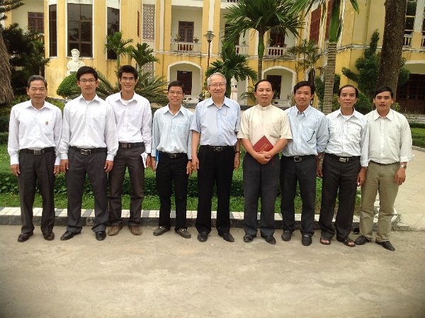 Chup chung voi DC truoc toa gm